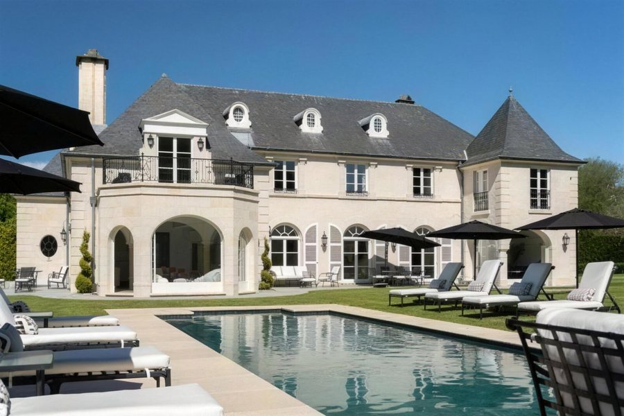 Façade et piscine